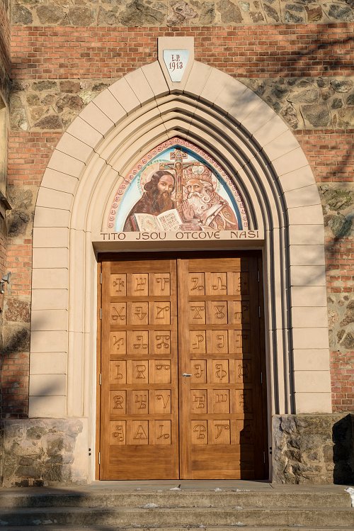 Dveře bílovického kostela